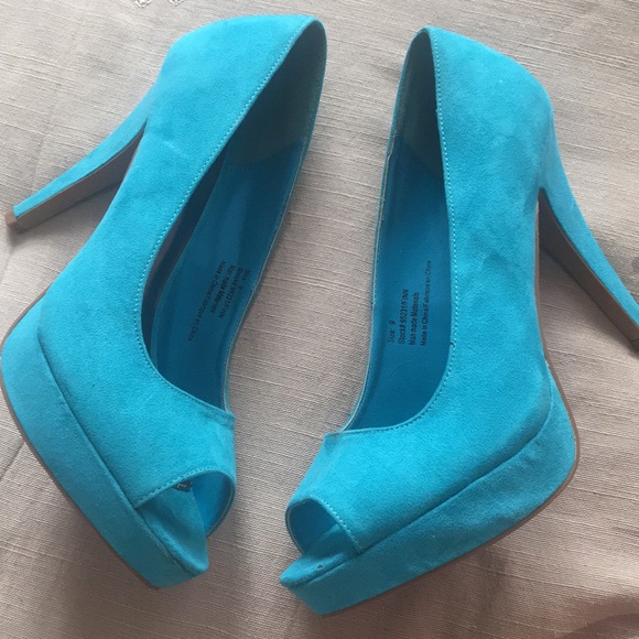 Blue heels! - Picture 1 of 3
